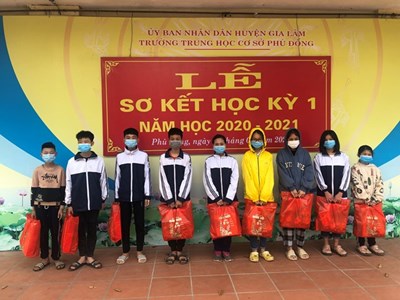 Trường THCS Phù Đổng trao tặng quà Tết cho học sinh có hoàn cảnh khó khăn